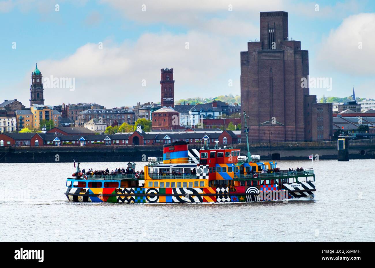 Il colorato traghetto Mersey attraversa il fiume Mersey per trasportare i passeggeri al Liverpool Pier Head Foto Stock