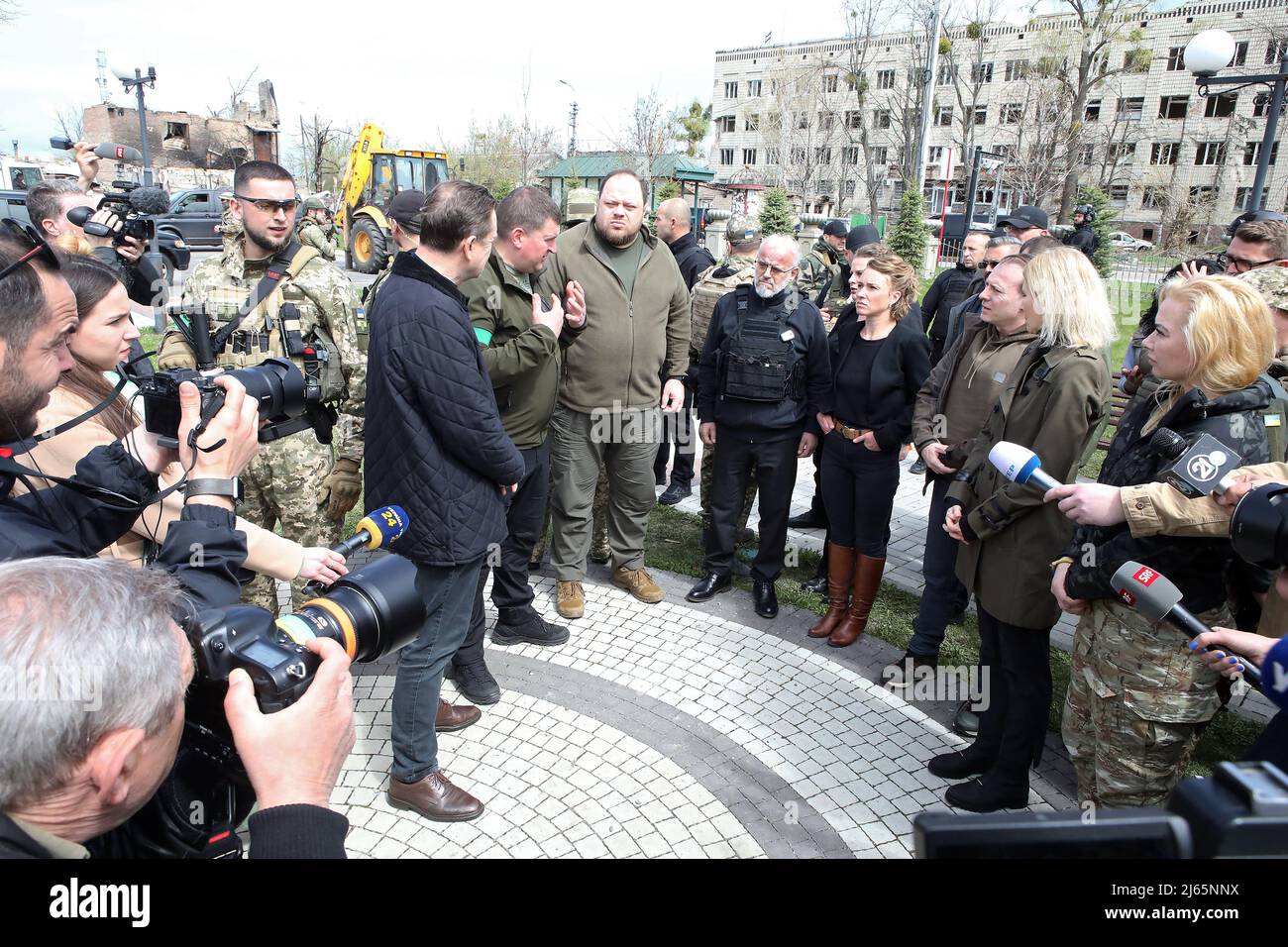 Non esclusiva: IRPIN, UCRAINA - 27 APRILE 2022 - Irpin City Head Oleksandr Markushyn, Presidente della Verkhovna Rada dell'Ucraina Ruslan Stefanchuk, Pres Foto Stock