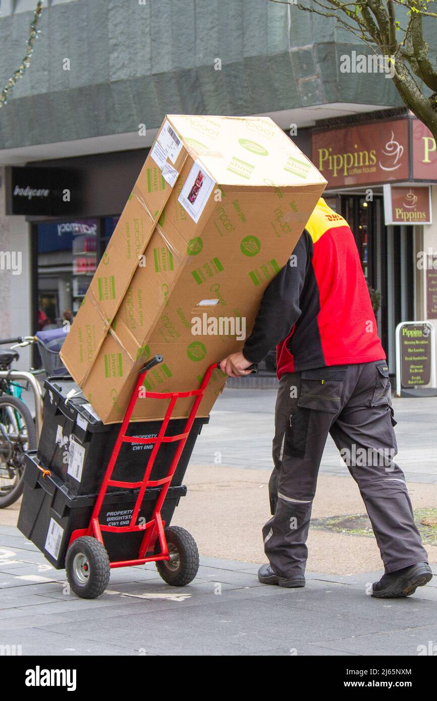 DHL consegna pacchi a Southport, Merseyside UK Foto Stock