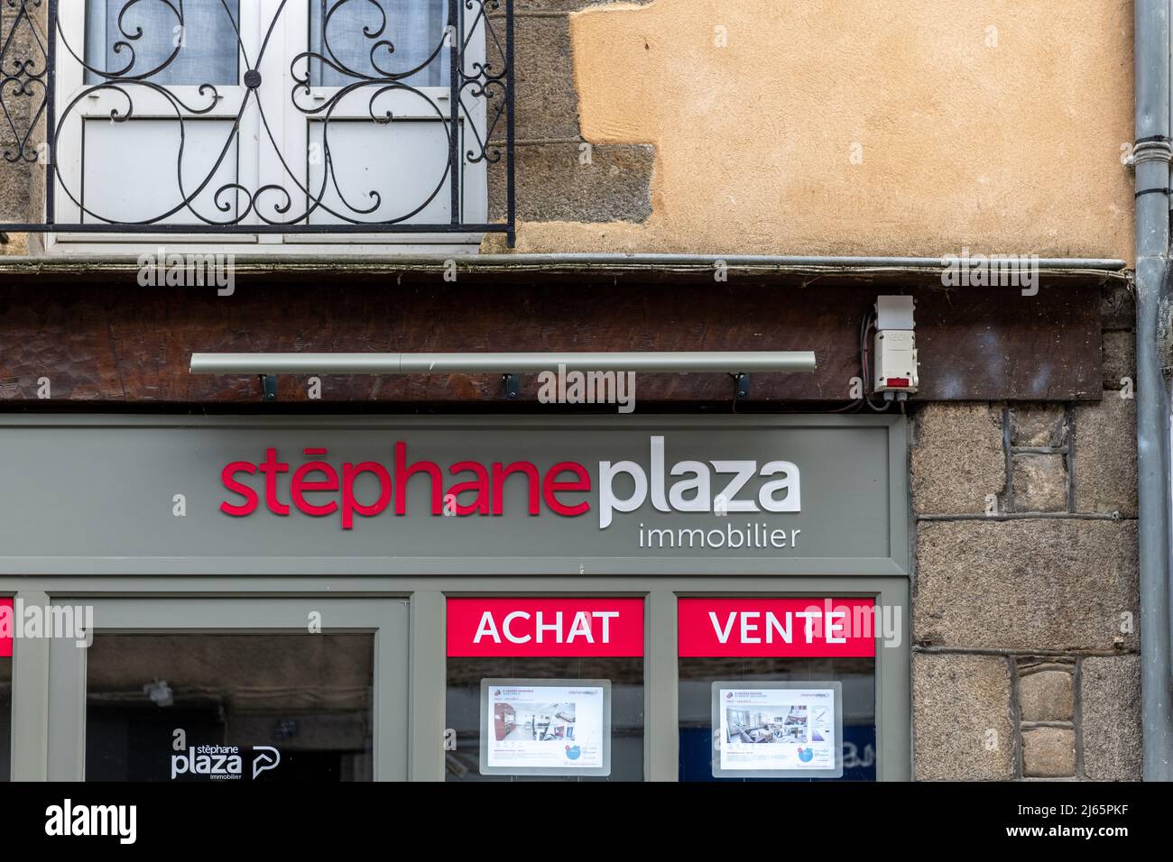 DOL de Bretagne, Bretagna, Francia - Agosto 01 2021 : facciata dell'agenzia immobiliare Stéphane Plaza Foto Stock