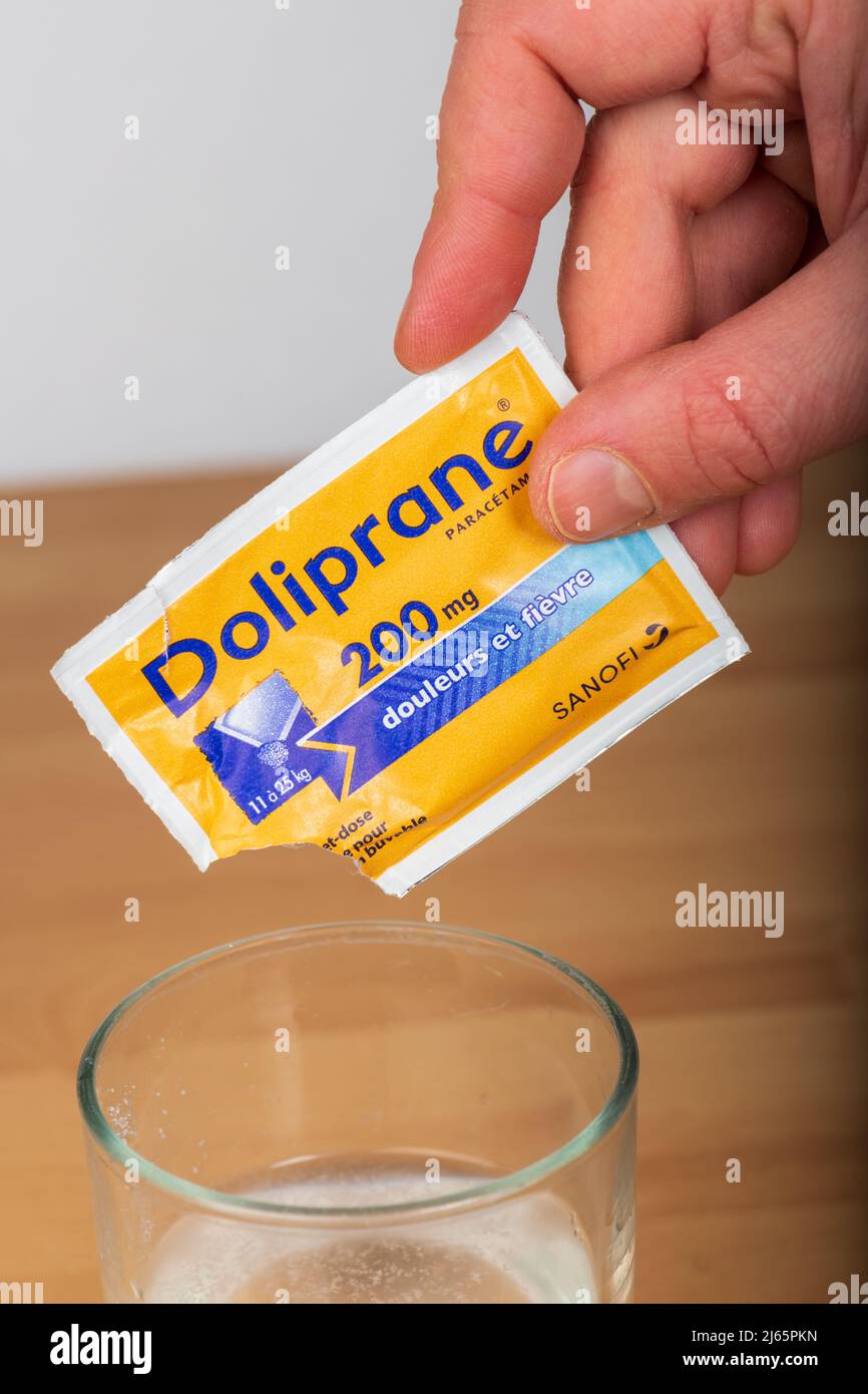 Parigi, Francia - 28 aprile 2022 : Donna che prende la medicina. Doliprane, un analgesico a base di paracetamolo comunemente usato per dolore e mal di testa. Foto Stock
