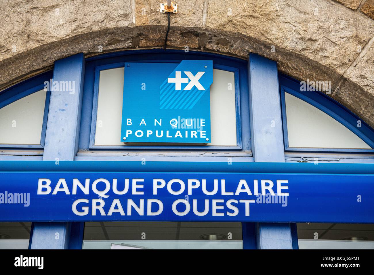 DOL de Bretagne, Bretagna, Francia - Agosto 01 2021 : facciata del ramo bancario Banque Populaire Grand Ouest Foto Stock