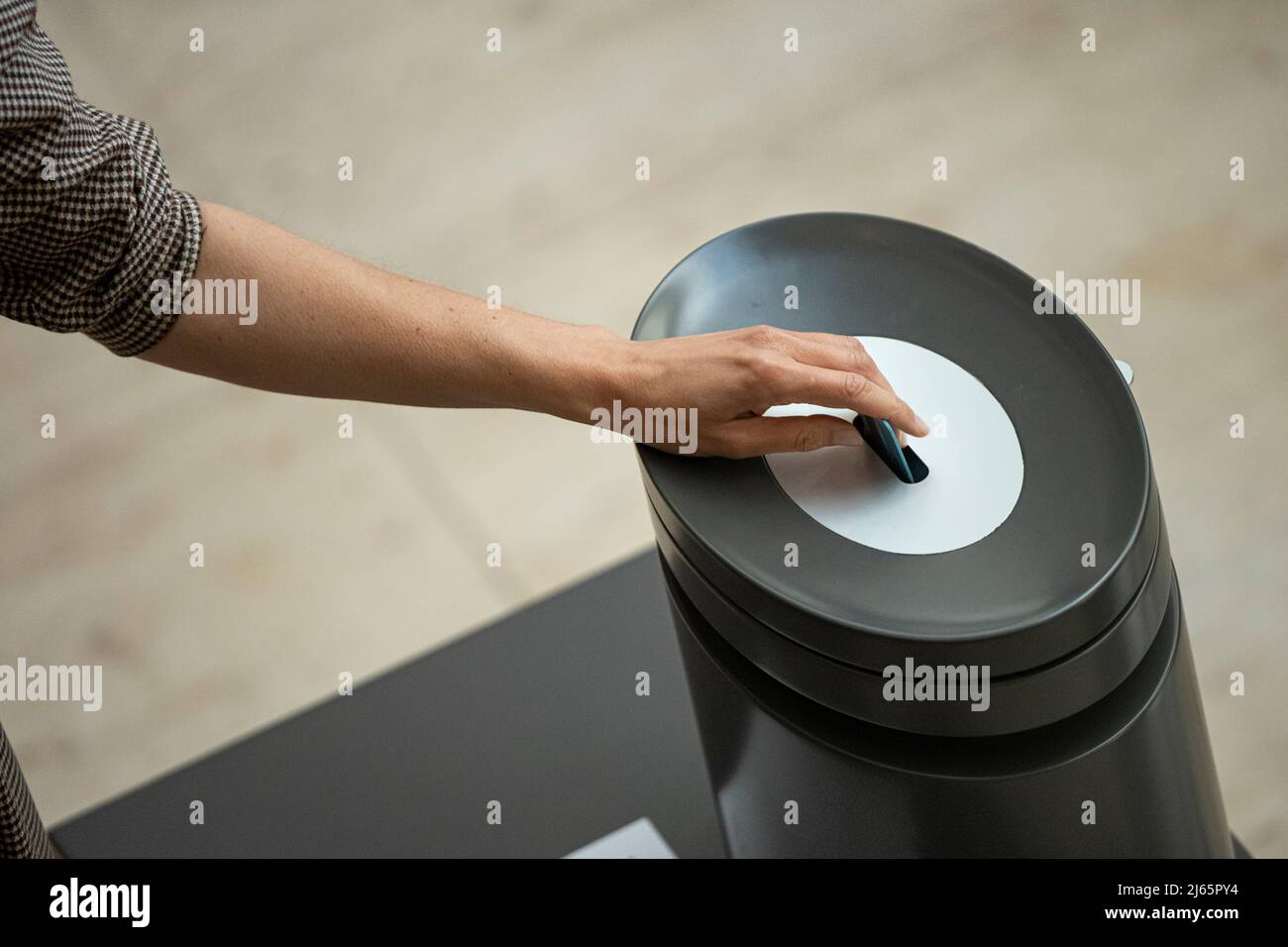Berlino, Germania. 28th Apr 2022. Un membro del Bundestag tedesco lancia il suo voto sulle forniture di armi anche pesanti in Ucraina. I temi della sessione includono la fornitura di armi in Ucraina e l'aumento dei costi energetici. Credit: Fabian Sommer/dpa/Alamy Live News Foto Stock
