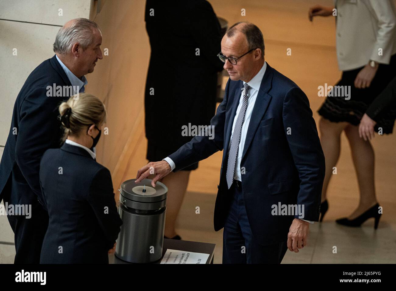Berlino, Germania. 28th Apr 2022. Friedrich Merz, presidente della CDU, getta il suo voto sulle forniture di armi pesanti anche in Ucraina. Gli argomenti della riunione includono la consegna di armi in Ucraina e l'aumento dei costi energetici. Credit: Fabian Sommer/dpa/Alamy Live News Foto Stock