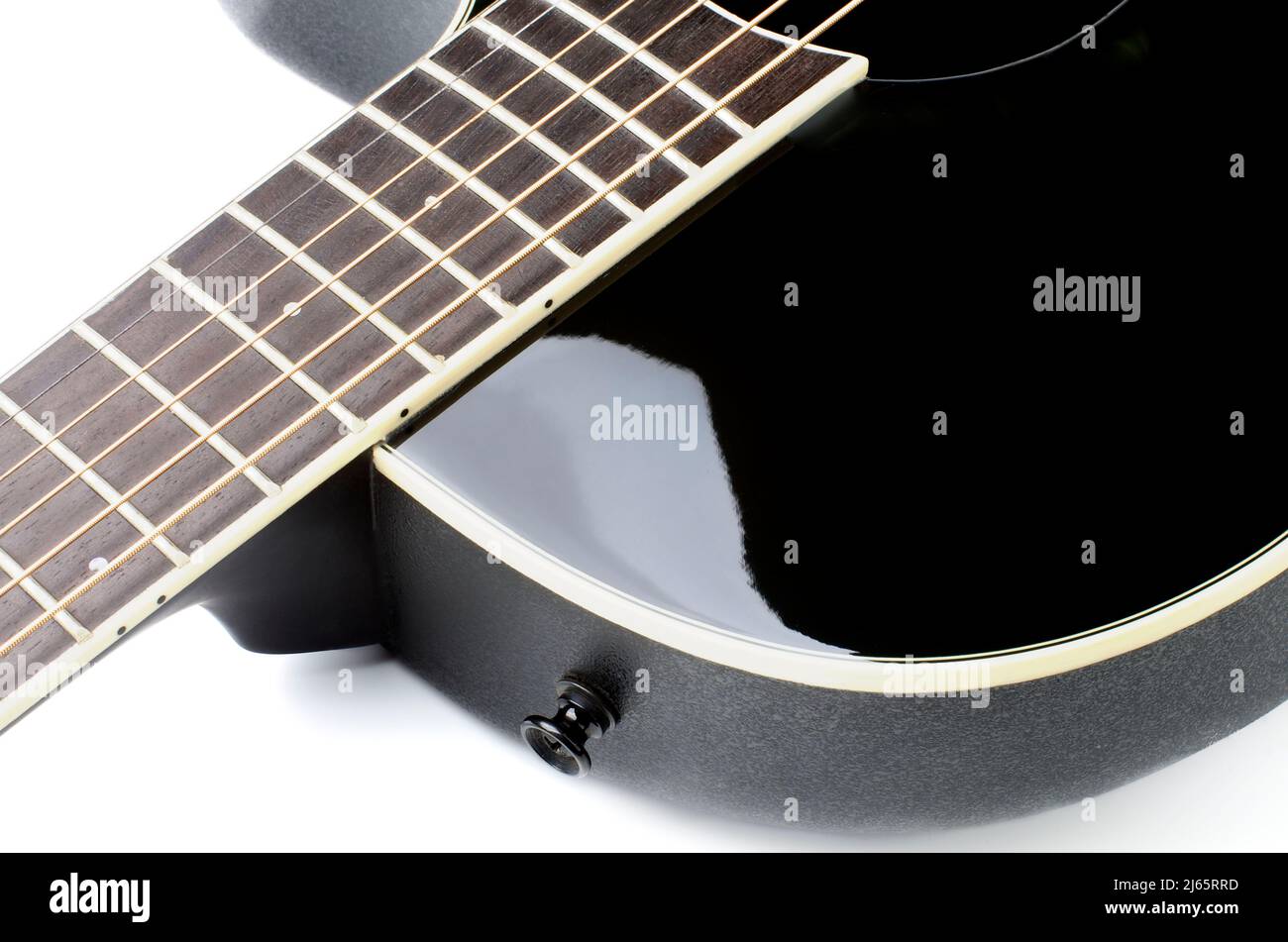 Tastiera, archi e corpo di chitarra acustica classica lucidata nera primo piano su sfondo bianco Foto Stock
