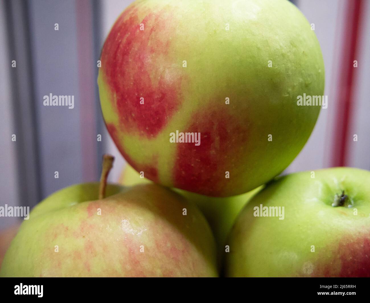 Un mazzo di succose mele rosse, un primo colpo. Frutta matura. Foto Stock