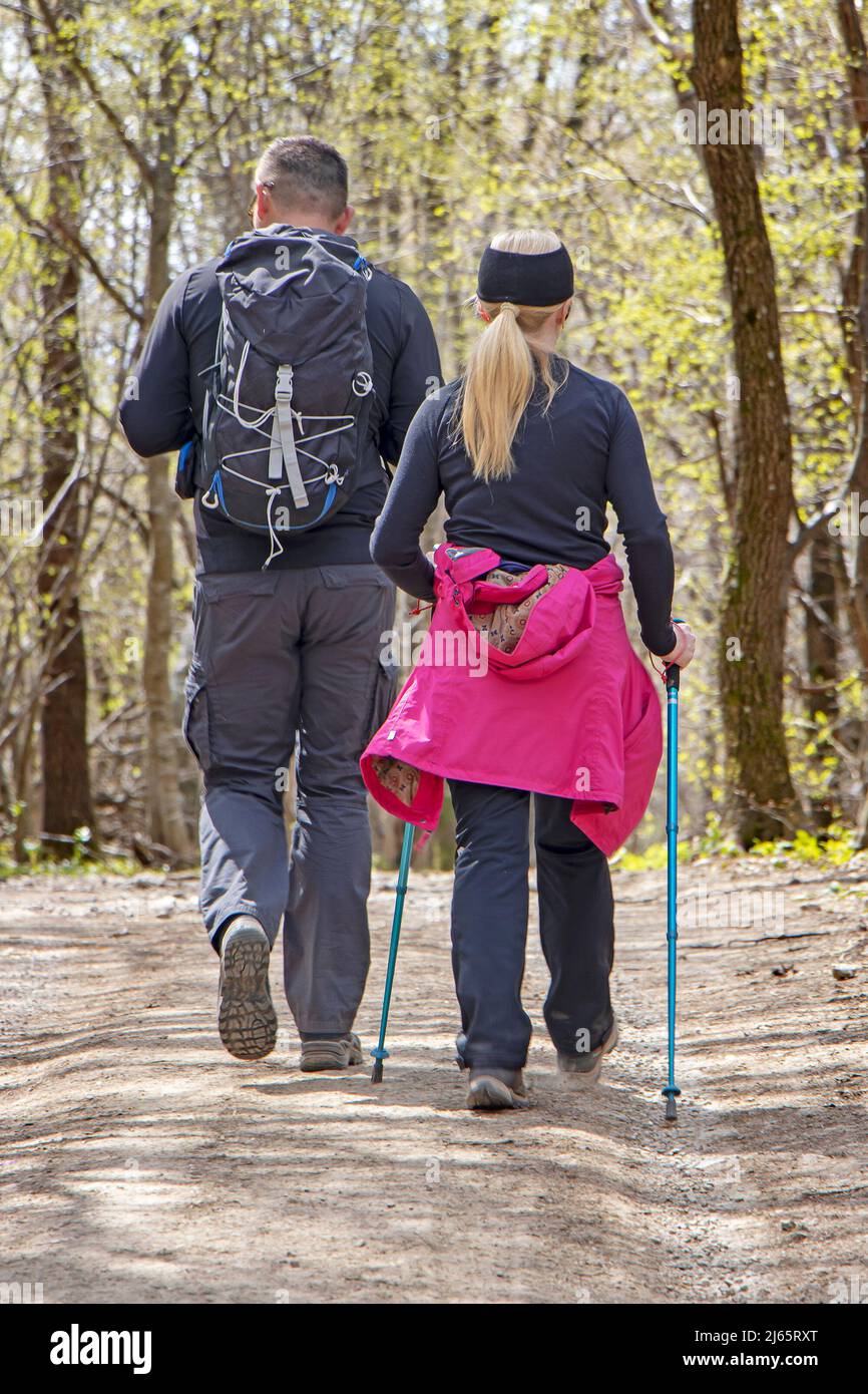 Giovane coppia a piedi da sentiero escursionistico nella foresta Foto Stock