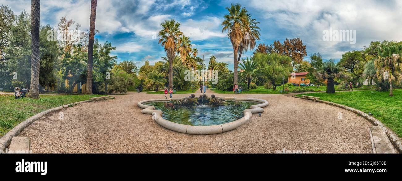 ROMA - 21 NOVEMBRE 2021: Fontana panoramica all'interno dello storico Giardino Botanico di Roma, Italia Foto Stock