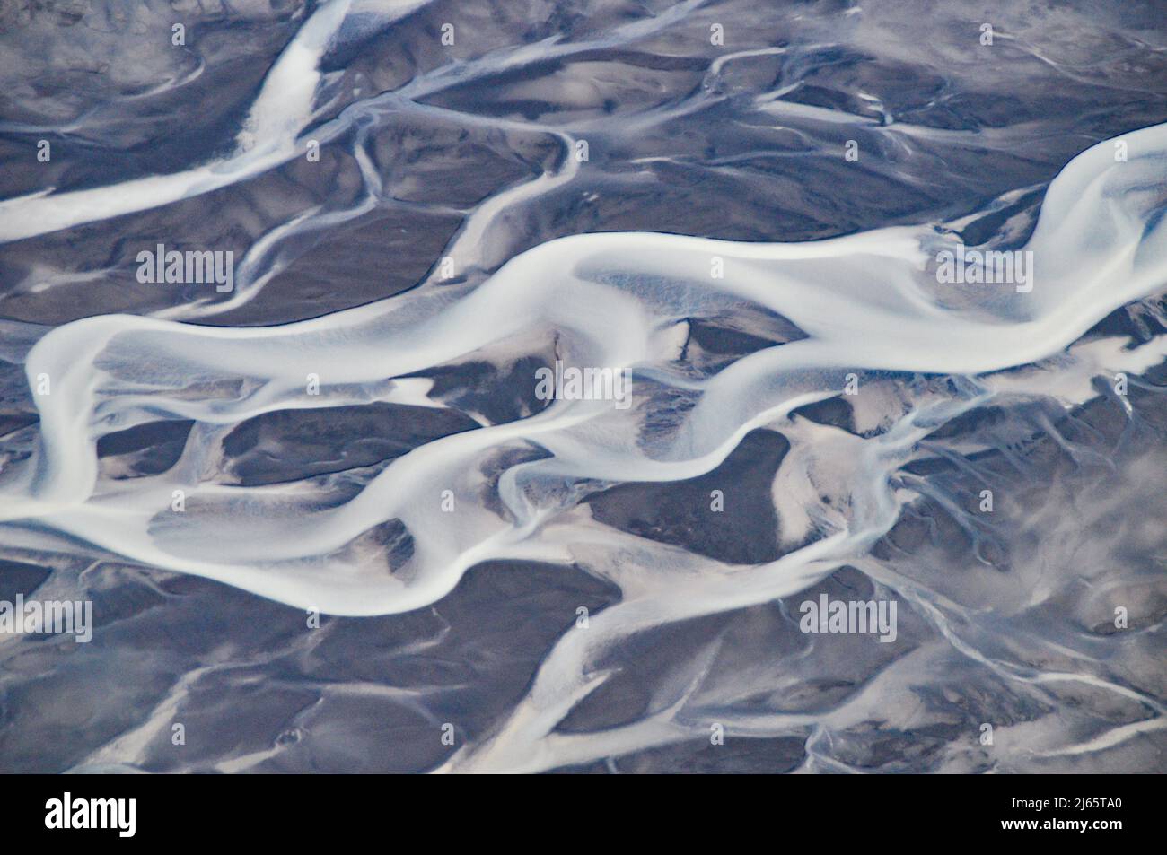 Mäandrierender Fletscherfluss - Luftaufnahme (Rundflug über das Südliche Hochland, Isola) - fotografia aerea di un fiume ghiacciaio in Islanda Foto Stock