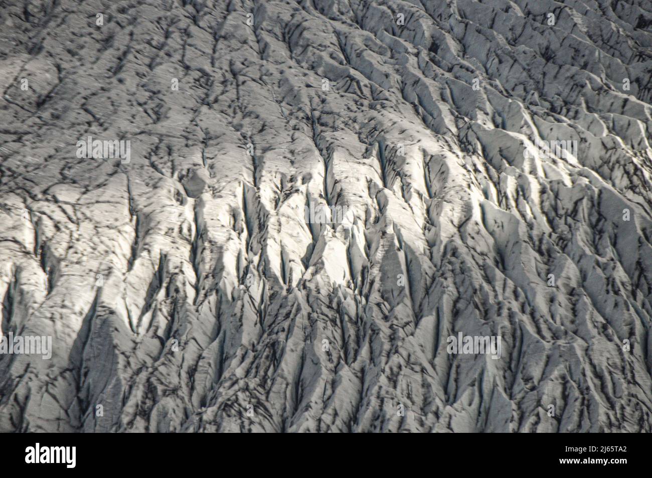 Luftaufnahme einer Gletscherzunge des Vatnajökull (Isola) - fotografia aerea dai crepacci del ghiacciaio, Islanda Foto Stock