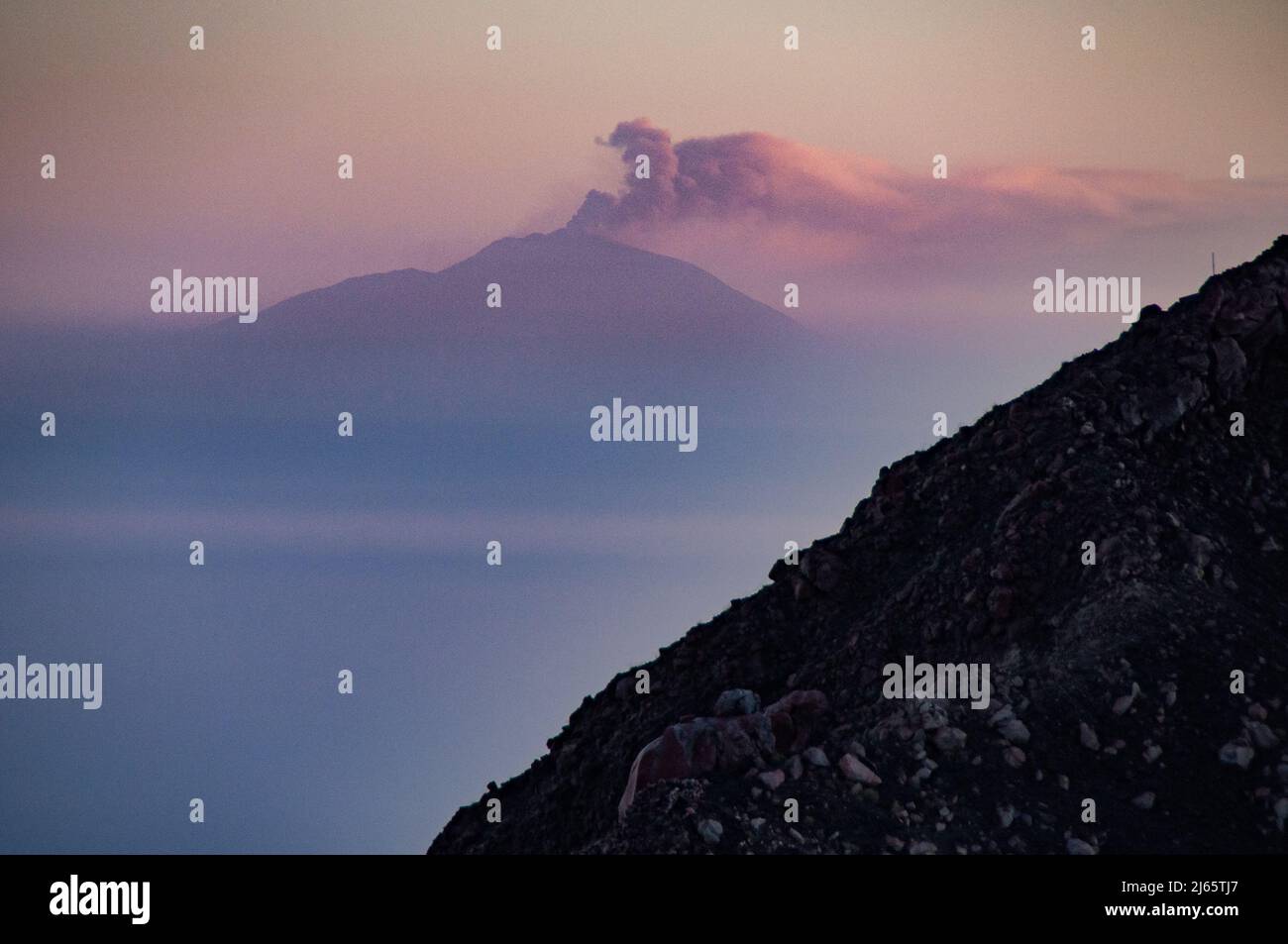Heftiger Vulkanausbruch am Ätna, gesehen von der Insel Stromboli - parossismo sul Monte Etna, vista dall'isola di Stromboli Foto Stock