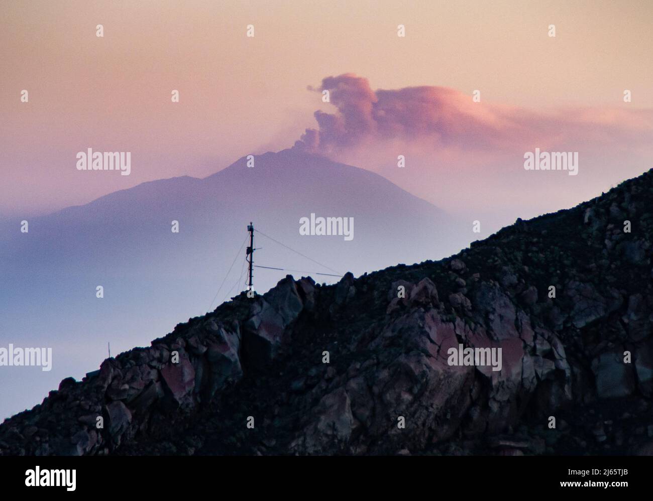 Heftiger Vulkanausbruch am Ätna, gesehen von der Insel Stromboli - parossismo sul Monte Etna, vista dall'isola di Stromboli Foto Stock