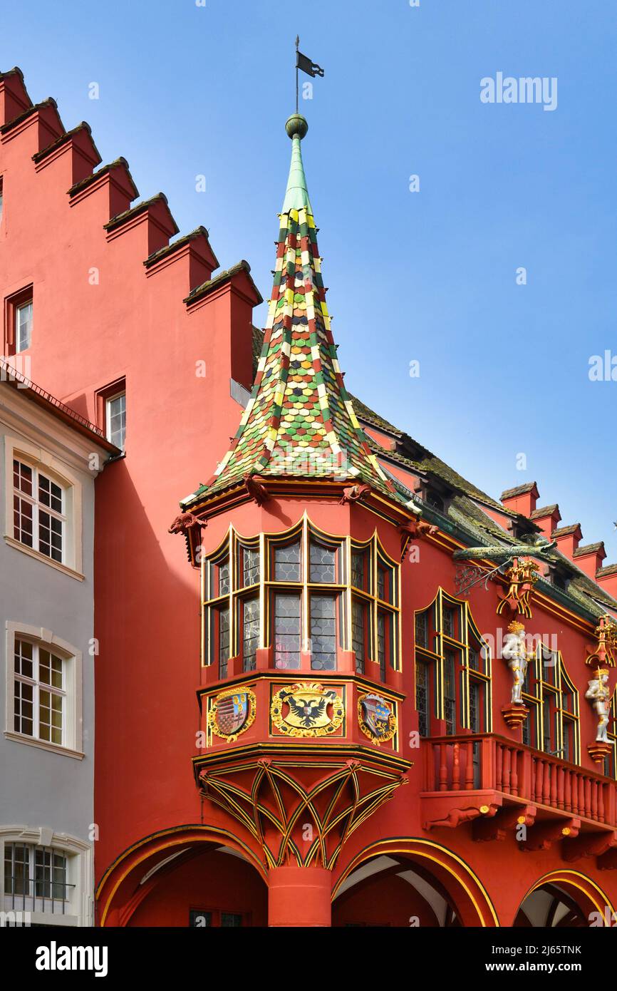 Friburgo, Germania - Aprile 2022: Finestra a forma di oriel di edificio rosso Historical Merchants' Hall Foto Stock