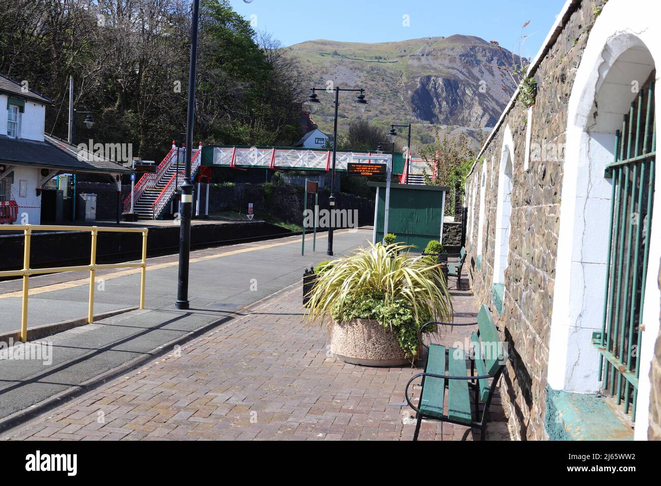 Penmaenmawr stazione ferroviaria strada ovest Conwy Galles nord Foto Stock