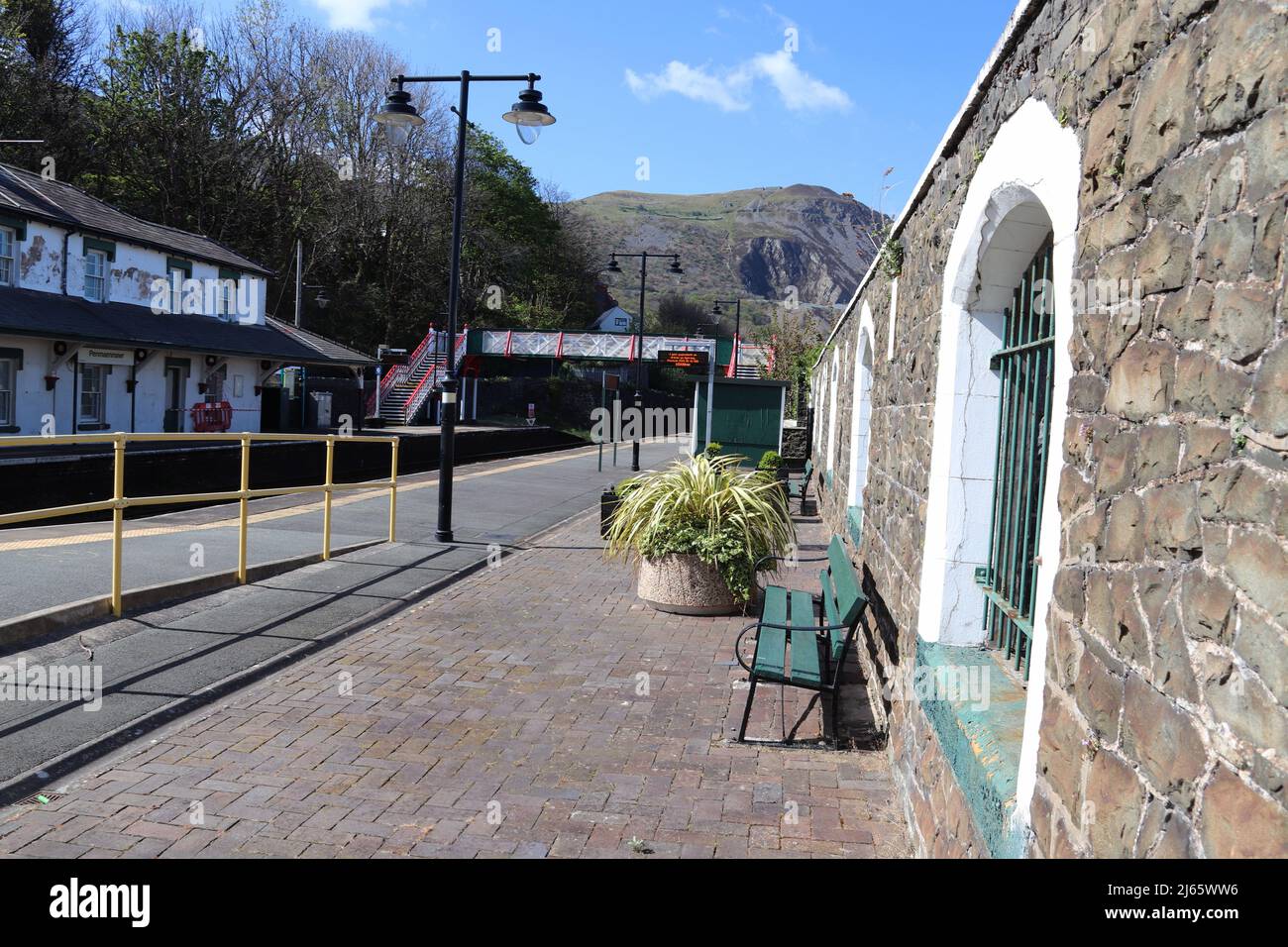 Penmaenmawr stazione ferroviaria strada ovest Conwy Galles nord Foto Stock