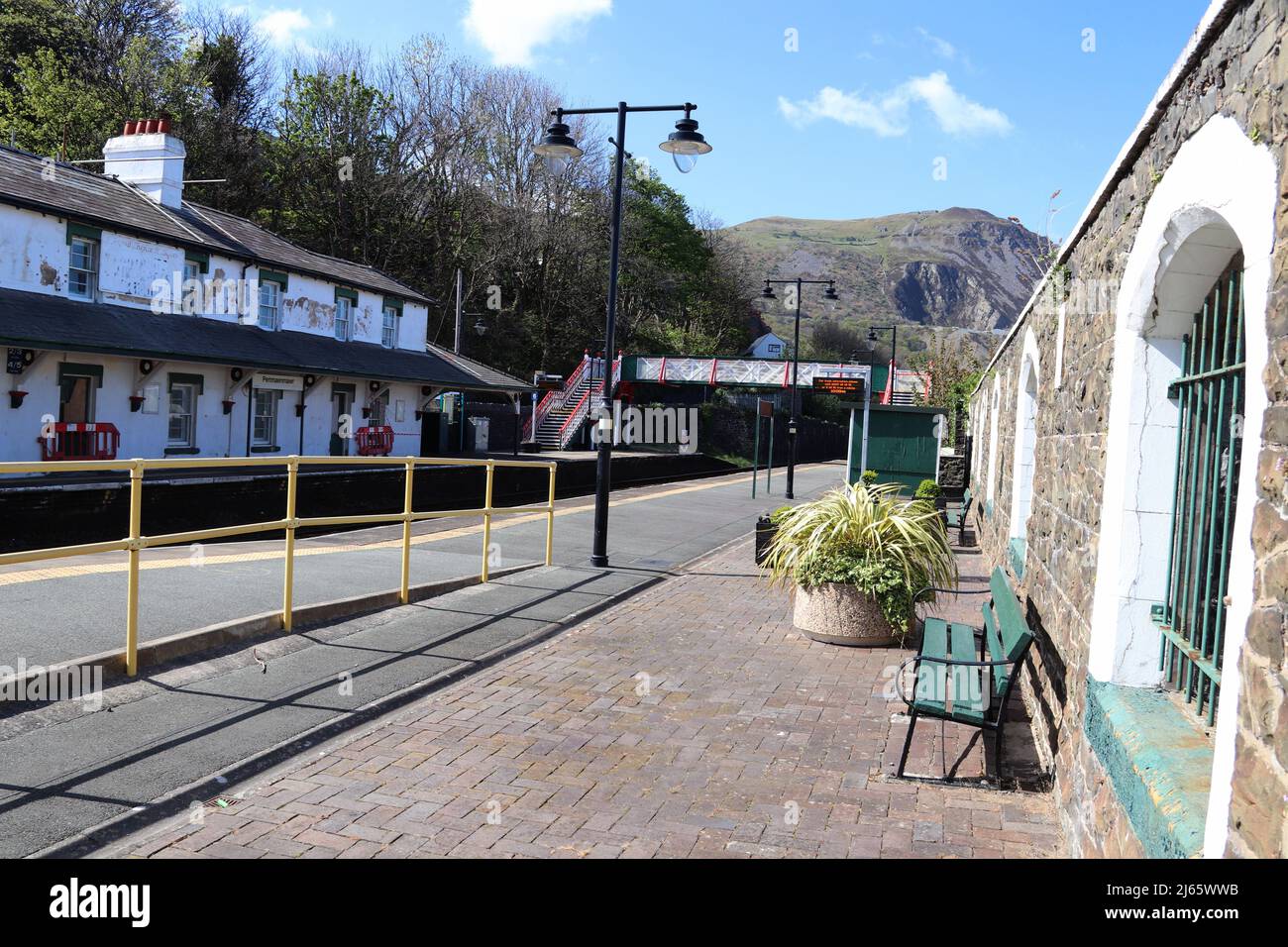 Penmaenmawr stazione ferroviaria strada ovest Conwy Galles nord Foto Stock