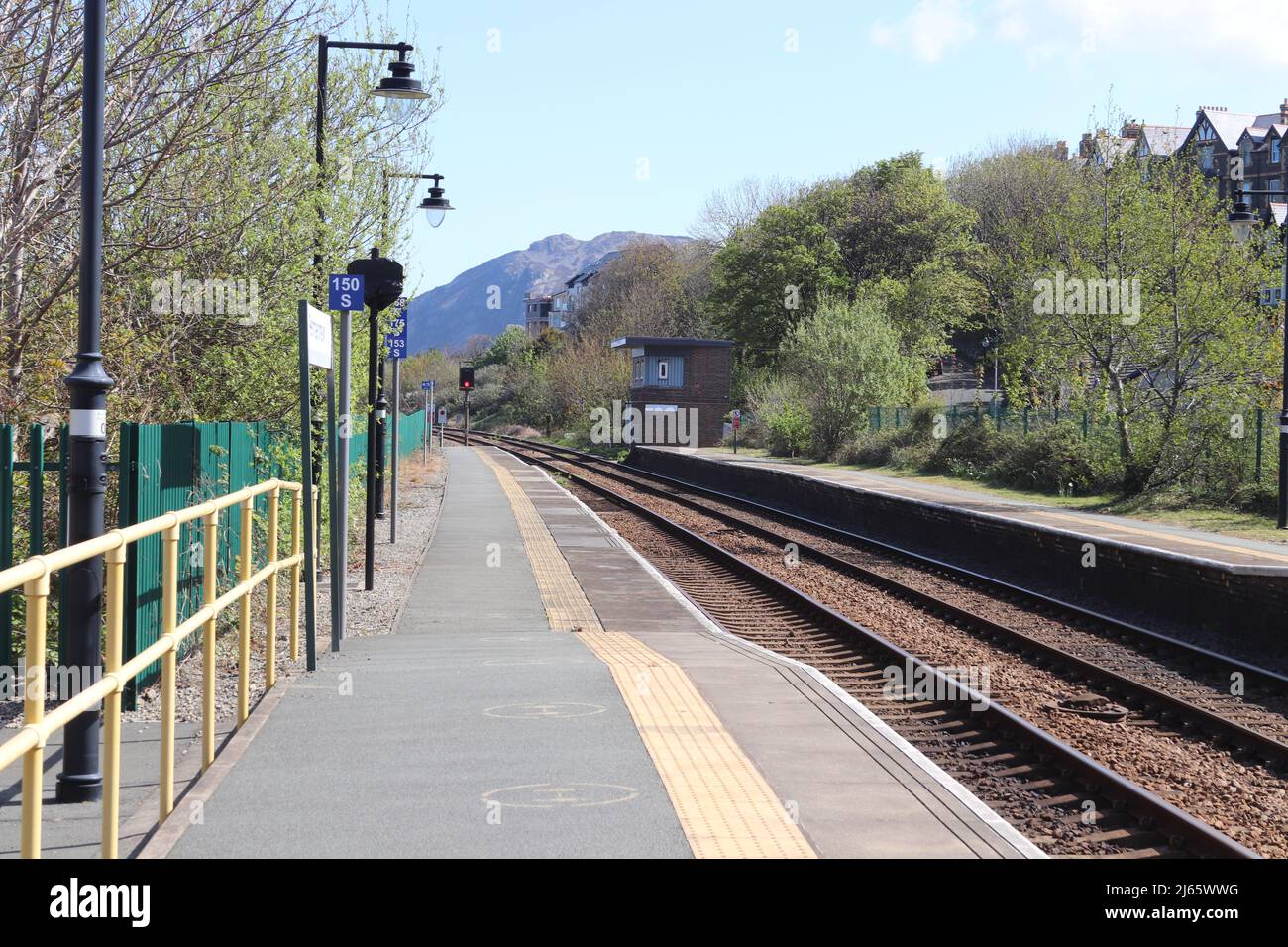 Penmaenmawr stazione ferroviaria strada ovest Conwy Galles nord Foto Stock