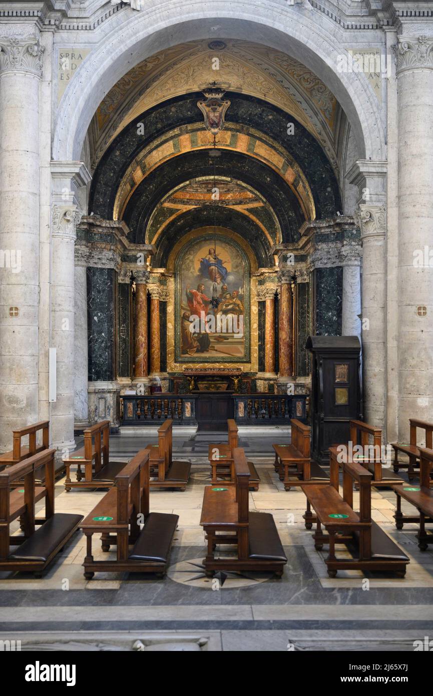 Roma. Italia. Basilica di Santa Maria del Popolo. La Cappella Cybo (la Cappella Cybo), con la pala d'altare Disputation over the Immacolata Concezione by Foto Stock