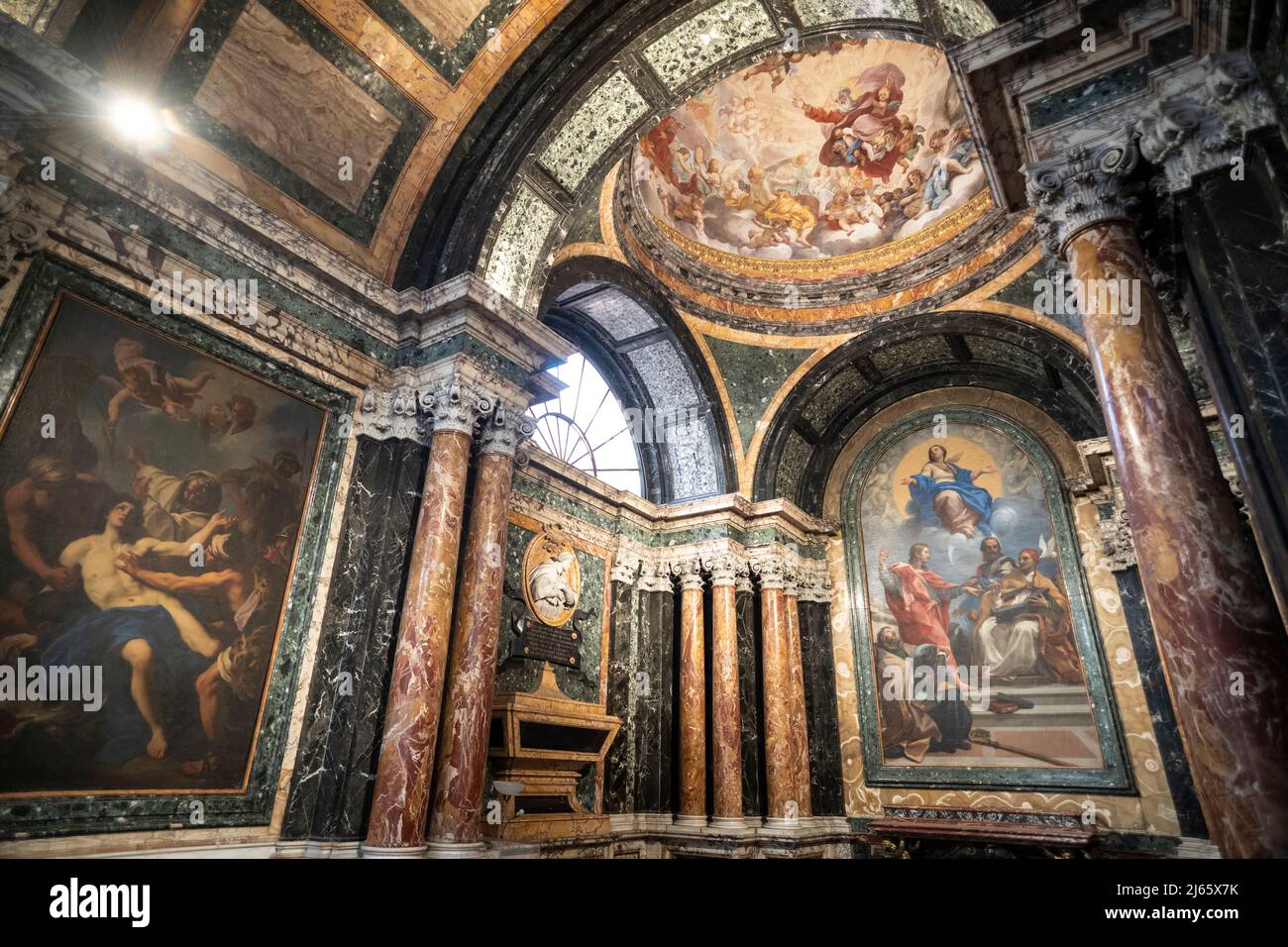 Roma. Italia. Basilica di Santa Maria del Popolo. La Cappella Cybo (la Cappella Cybo), con la pala d'altare Disputation over the Immacolata Concezione by Foto Stock