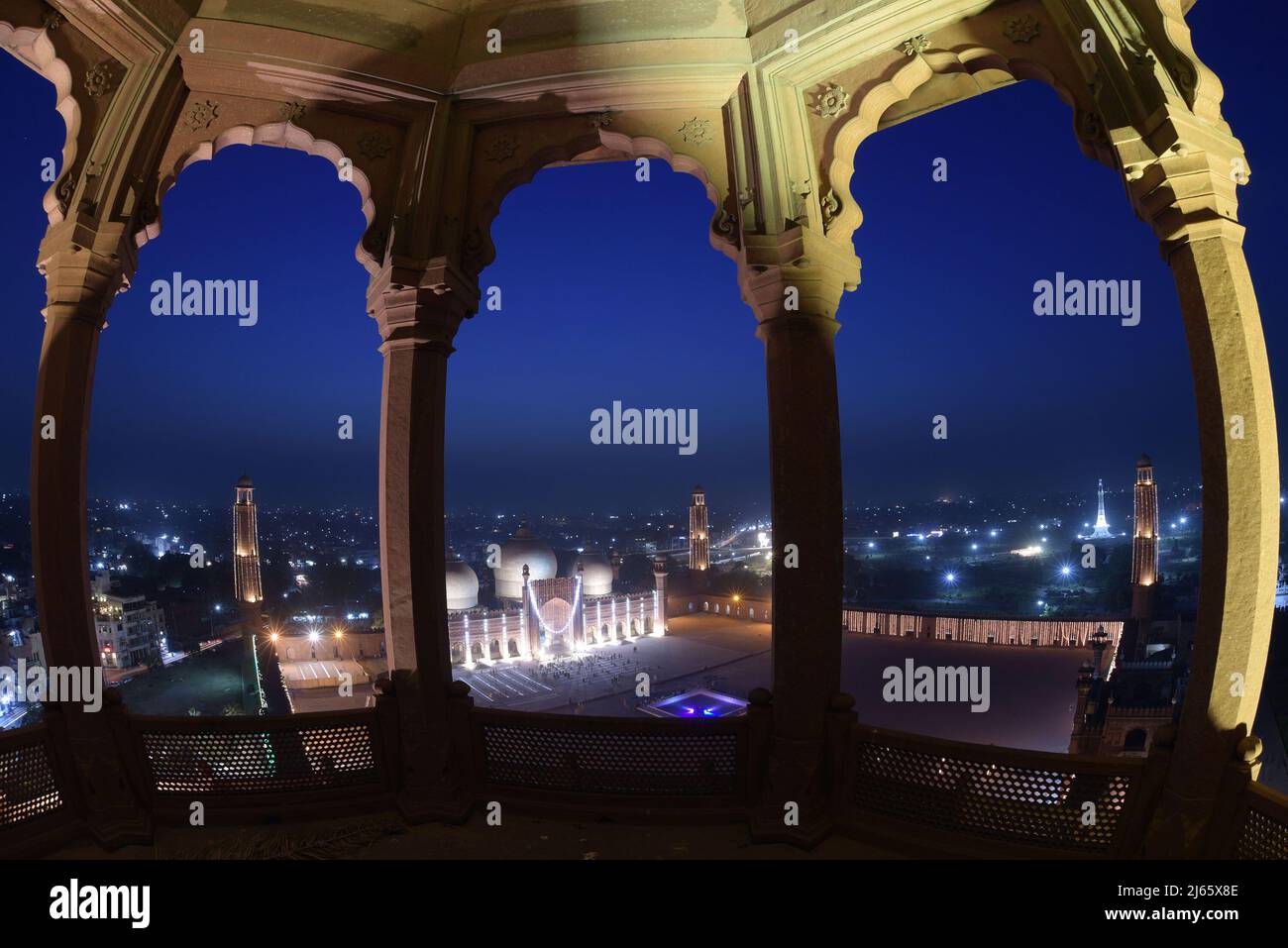 Una splendida e attraente vista aerea della storica moschea Badshahi dell'era Mughal decorata con luci per segnare la notte Santa e cercare le benedizioni divine di Lailatul Qadr, anche conosciuta come la Notte del potere a Lahore. Laylat ul Qadr o comunemente noto come Shab-e-Qadr, la "Notte del potere" è piena di benedizioni perché l'eminente Corano discese in esso, i fedeli musulmani arrivano ad offrire preghiere serali 27th notte del mese Santo del Ramadan in una Moschea Badshahi illuminata" secondo la tradizione, Quando il libro sacro musulmano, il Corano, fu rivelato al profeta Maometto attraverso l'angelo Gabrie Foto Stock