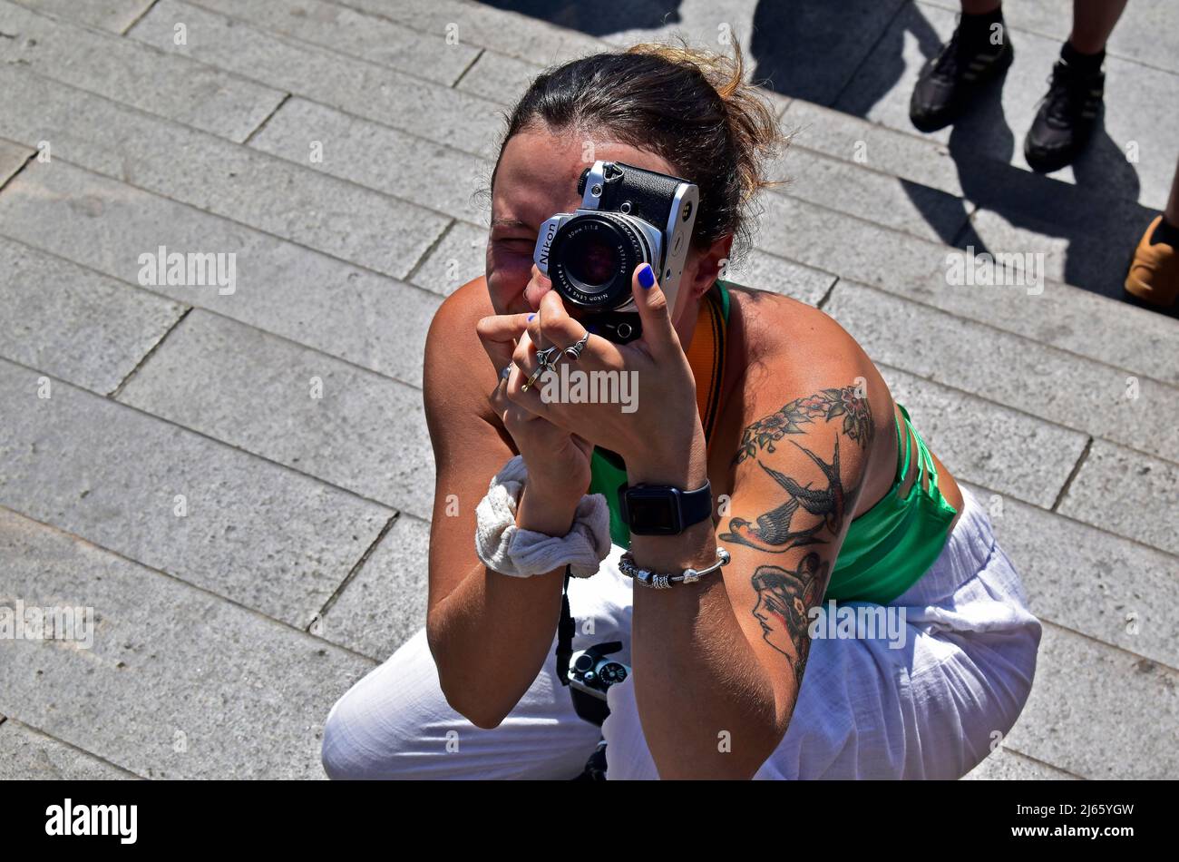 RIO DE JANEIRO, BRASILE - 16 MARZO 2022: Giovane donna brasiliana che fotografa sul posto turistico Foto Stock