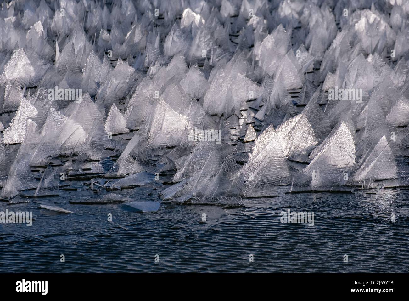 Bizzarre Eiskristalle auf einem kleinen See im isländischen Hochland Foto Stock