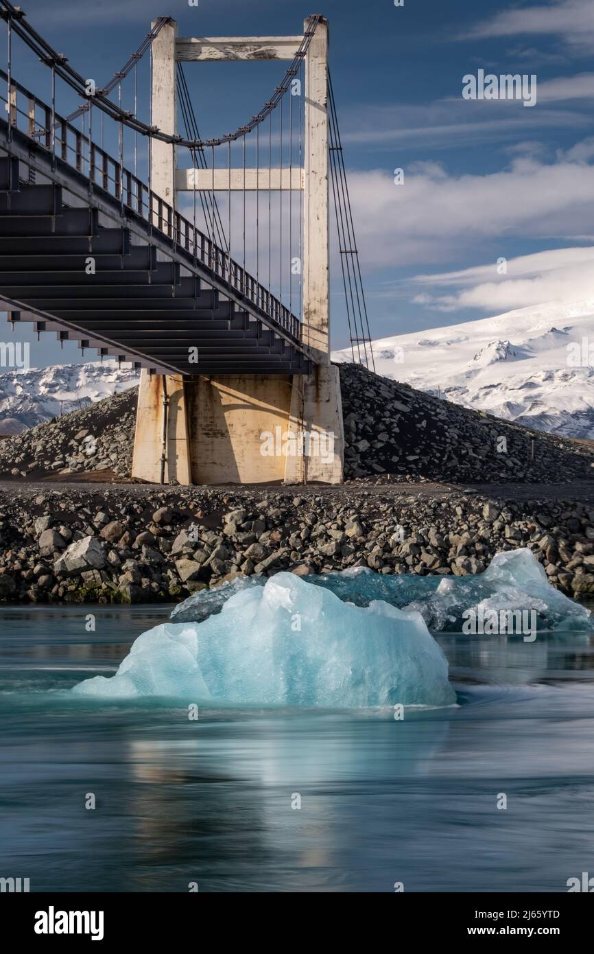 Eisblock unter der Brücke der Ringstraße, Gletscherlagune Jökulsárlón, Isola Foto Stock