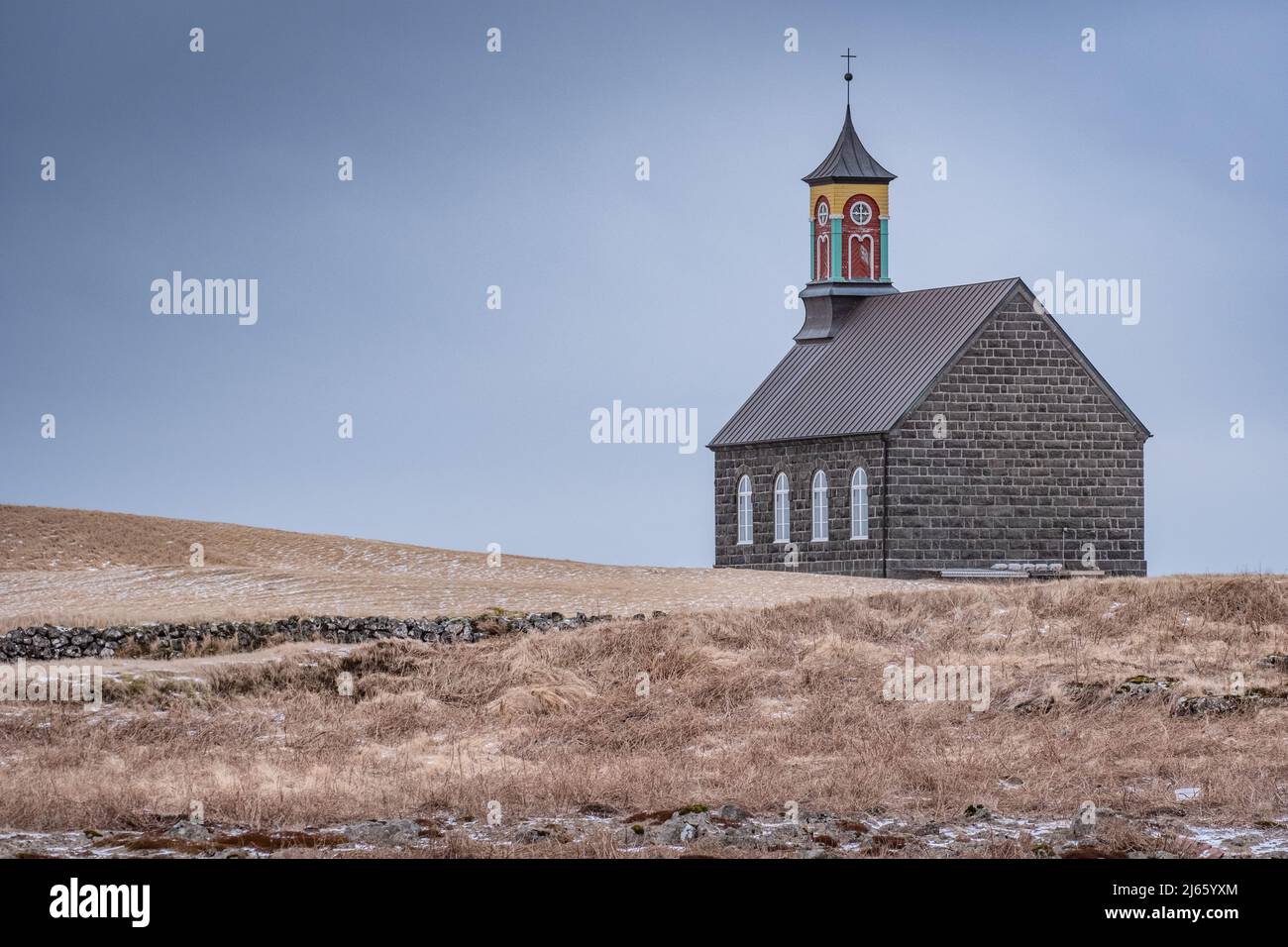 Kirche Hvalsneskirkja nahe des Internationalen Flughafens Keflavík am westlichen Ende der Halbinsel Reykjanes. Foto Stock