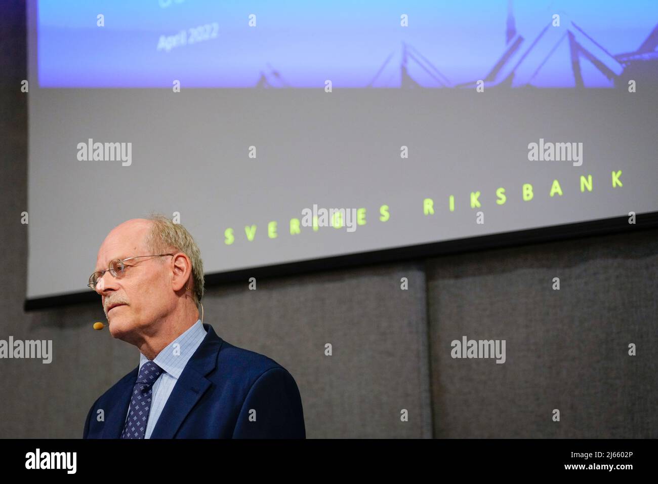 Governatore di Sveriges Riksbank, la banca centrale svedese, Stefan Ingves ascolta un comunicato stampa presso la sede centrale di Riksbank a Stoccolma, Svezia, il 28 aprile 2022. La Svezia ha aumentato il suo tasso di interesse chiave da zero al 0,25% per contrastare l’impennata dell’inflazione. Foto: Paul Wennerholm / TT / code 12110 Foto Stock