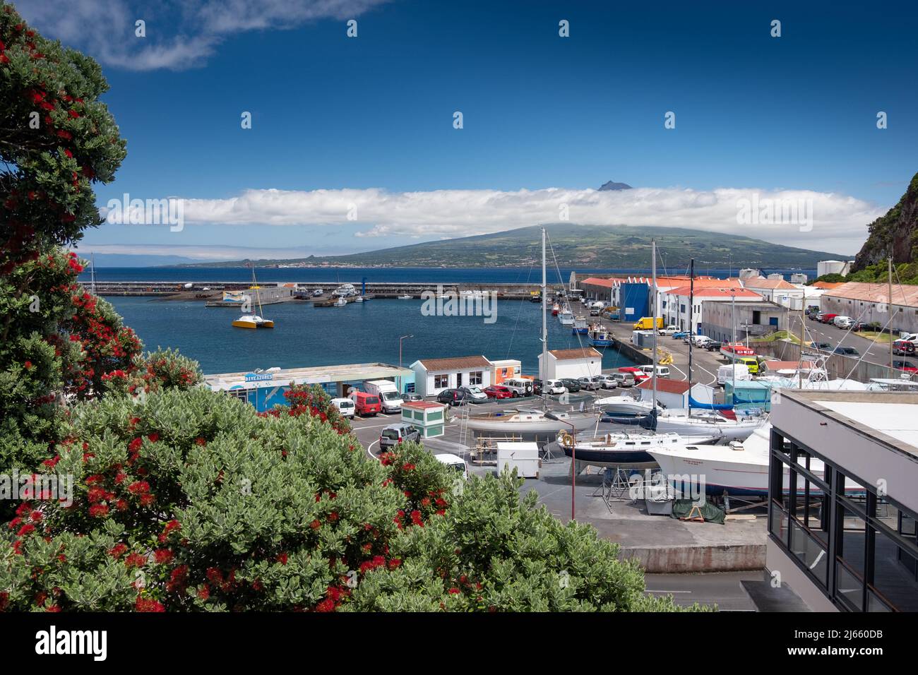 Blick von Horta (Faial) über den Faial-Pico-Kanal auf die Nachbarinsel Pico. Foto Stock