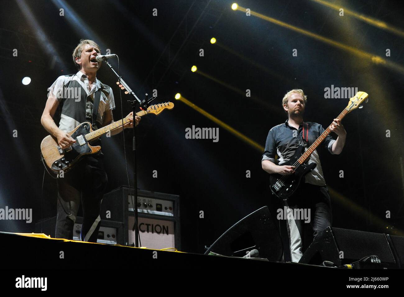 Il cantante e chitarrista britannico Alex Kapranos del gruppo rock scozzese  Franz Ferdinand si esibisce durante il concerto al Rock Festival di Roma,  presso l'Ippodromo di Capannelle. Insieme al bassista inglese Bob