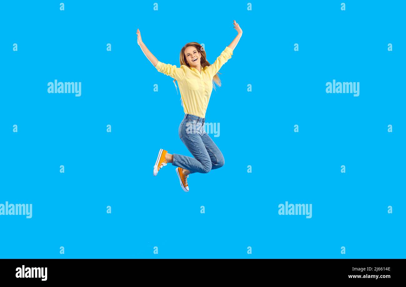 Ragazza overjoyed saltare alto celebrare il successo Foto Stock