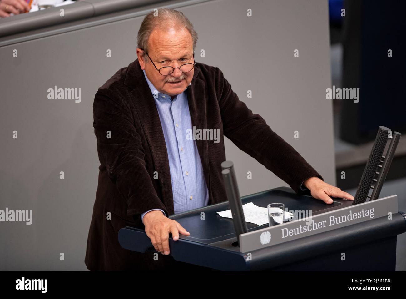 Berlino, Germania. 28th Apr 2022. Frank Bsirske (Bündnis 90/Die Grüne), membro del Bundestag tedesco, parla al punto all'ordine del giorno "retribuzione minima - occupazione marginale" del Bundestag. I temi della sessione includono la fornitura di armi in Ucraina e l'aumento dei costi energetici. Credit: Fabian Sommer/dpa/Alamy Live News Foto Stock