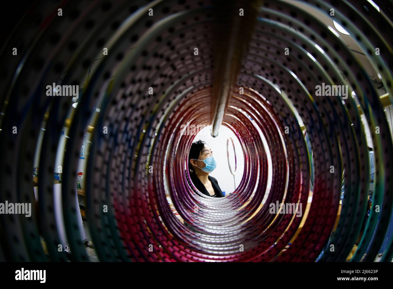 SUQIAN, CINA - 28 APRILE 2022 - Un lavoratore effettua ordini in un laboratorio di un racket di alta qualità in fibra di carbonio di badminton a Suqian, Jiangsu della Cina orientale Foto Stock