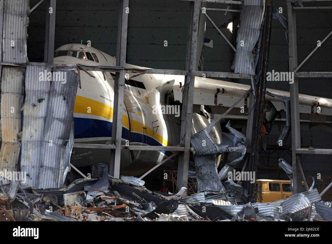 REGIONE DI KIEV, UCRAINA - 27 APRILE 2022 - Un trasportatore di merci Antonov An-124 Ruslan danneggiato è raffigurato nei locali dell'aeroporto Antonov, un internato Foto Stock