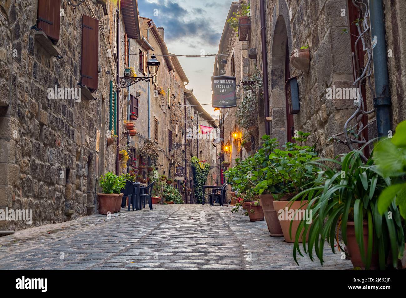 Bella vecchia strada della famosa città medievale di Bolsena, città medievale, Italia, Lazio, provincia di Viterbo. Foto Stock