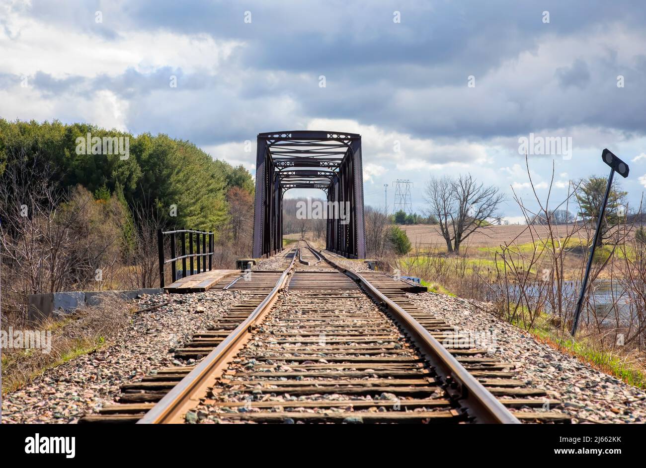 Ponte a traliccio a doppia apertura costruito nel 1893 attraversando il fiume Mississippi in primavera a Galetta, Ontario, Canada Foto Stock