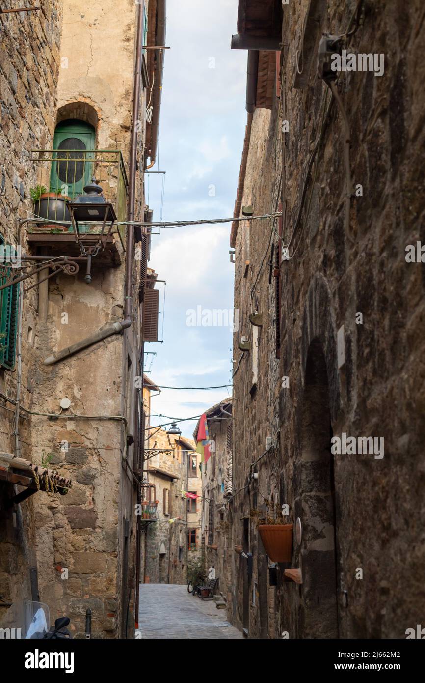 Bella vecchia strada della famosa città medievale di Bolsena, città medievale, Italia, Lazio, provincia di Viterbo. Foto Stock