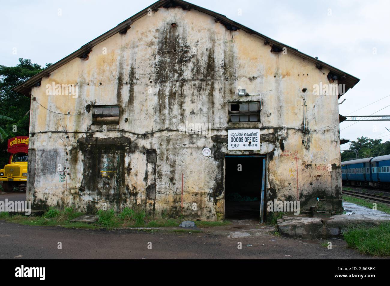 Vecchio edificio vicino alla strada. Foto Stock