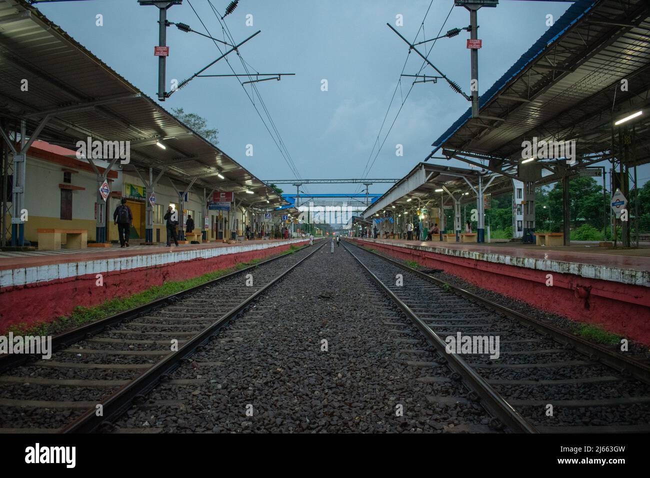 Binari ferroviari tra due piattaforme della stazione ferroviaria Foto Stock
