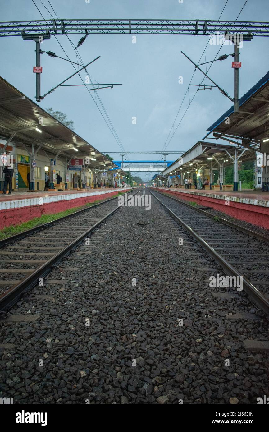 Binari ferroviari tra due piattaforme della stazione ferroviaria Foto Stock