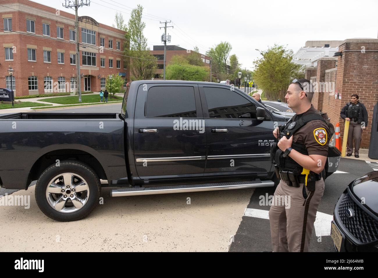 Fairfax, Stati Uniti d'America. 26th Apr 2022. Un camion Dodge RAM, che porta Amber sentito arriva per il giorno 10 del suo processo di diffamazione contro Johnny Depp al Fairfax County Courthouse a Fairfax, Virginia Martedì, Aprile 26, 2022.Credit: Ron Sachs/CNP/Sipa USA (RESTRIZIONE: NO New York o New Jersey Quotidiani o giornali entro un raggio di 75 miglia da New York) credito: Sipa USA / Alamy Live News Foto Stock