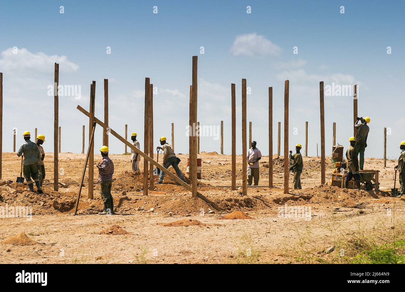 Ghana - pali di legno sono usati su un cantiere di Accra. Foto Stock
