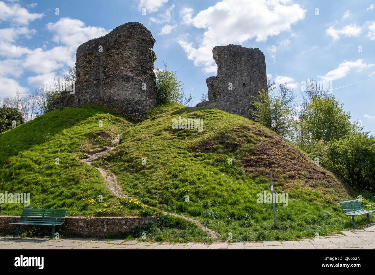 Il castello di Llandovery è un castello di fine XIII secolo, classificato di grado II, rovina nella città di Llandovery nel Carmarthenshire, Galles. Foto Stock