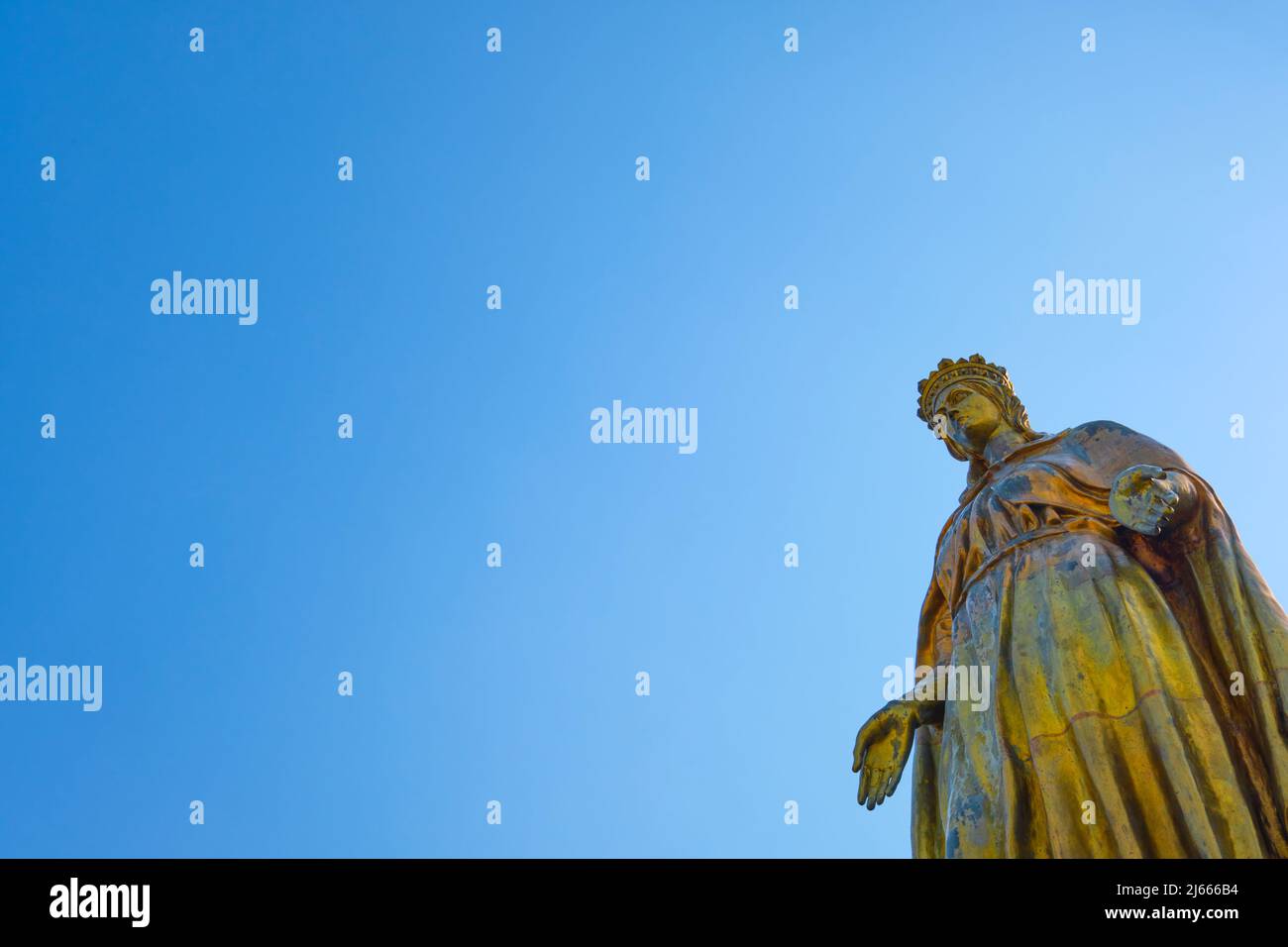 Guardando verso l'alto una grande, gigantesca, enorme scultura d'oro della Vergine Maria. Nella casa della Vergine Maria a Seluk, provincia di İzmir, Turchia. Foto Stock