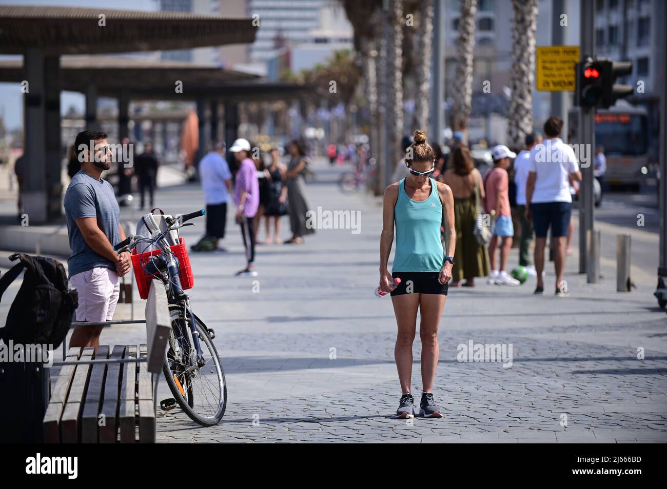 (220428) -- TEL AVIV, 28 aprile 2022 (Xinhua) -- le persone si levano in silenzio come una sirena suona in memoria delle vittime dell'Olocausto a Tel Aviv, Israele, 28 aprile 2022. Israele si è fermato al suono delle sirene giovedì mattina per commemorare i sei milioni di ebrei uccisi nell'Olocausto. (Tomer Neuberg/JINI via Xinhua) Foto Stock