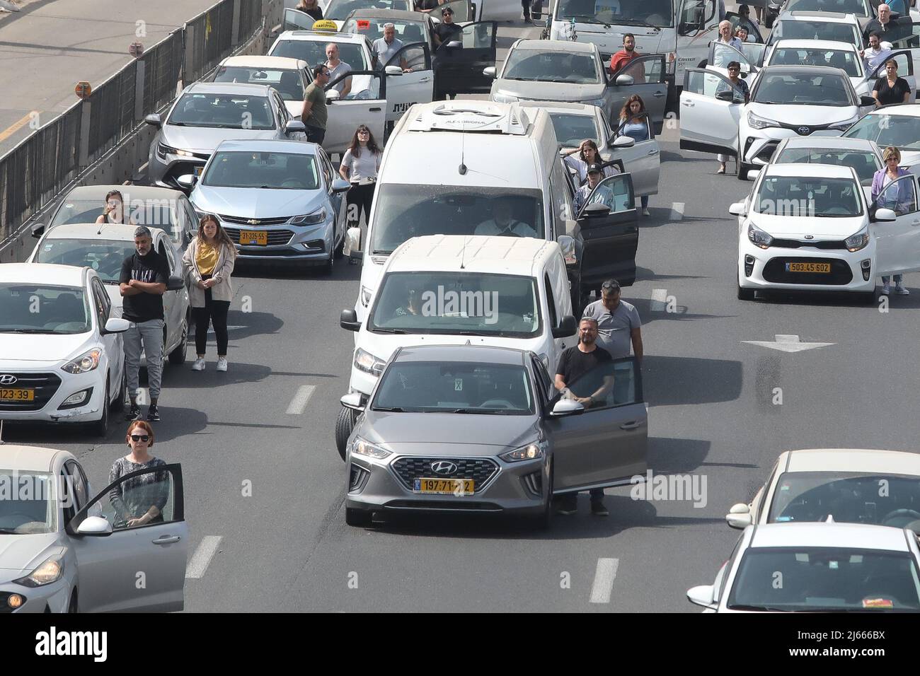(220428) -- TEL AVIV, 28 aprile 2022 (Xinhua) -- i conducenti si fermano e si levano in silenzio come una sirena suona in memoria delle vittime dell'Olocausto a Tel Aviv, Israele, 28 aprile 2022. Israele si è fermato al suono delle sirene giovedì mattina per commemorare i sei milioni di ebrei uccisi nell'Olocausto. (Gideon Markowicz/JINI via Xinhua) Foto Stock