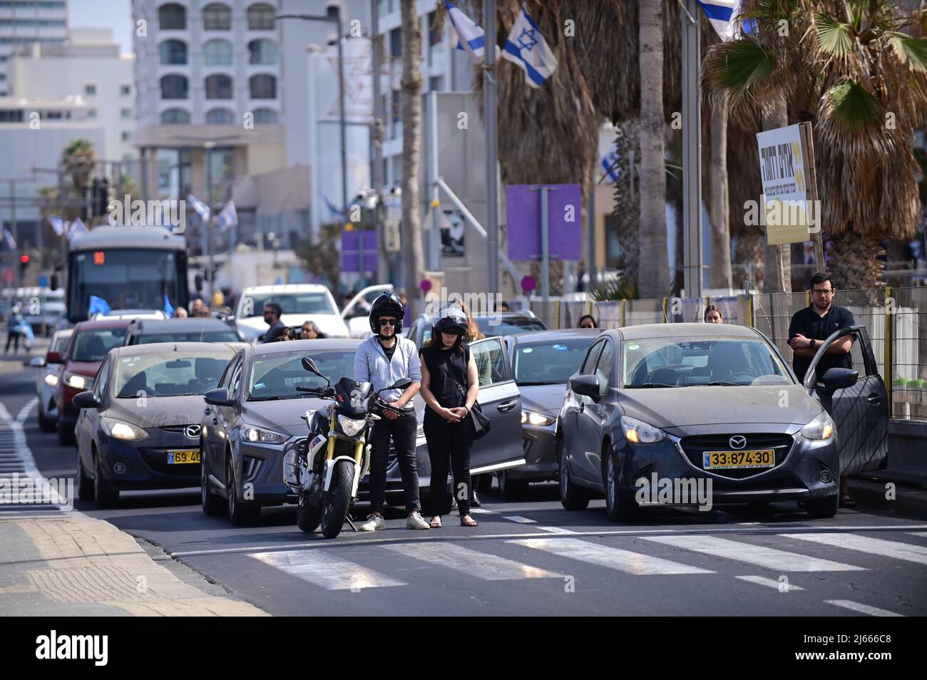 (220428) -- TEL AVIV, 28 aprile 2022 (Xinhua) -- le persone si levano in silenzio come una sirena suona in memoria delle vittime dell'Olocausto a Tel Aviv, Israele, 28 aprile 2022. Israele si è fermato al suono delle sirene giovedì mattina per commemorare i sei milioni di ebrei uccisi nell'Olocausto. (Tomer Neuberg/JINI via Xinhua) Foto Stock