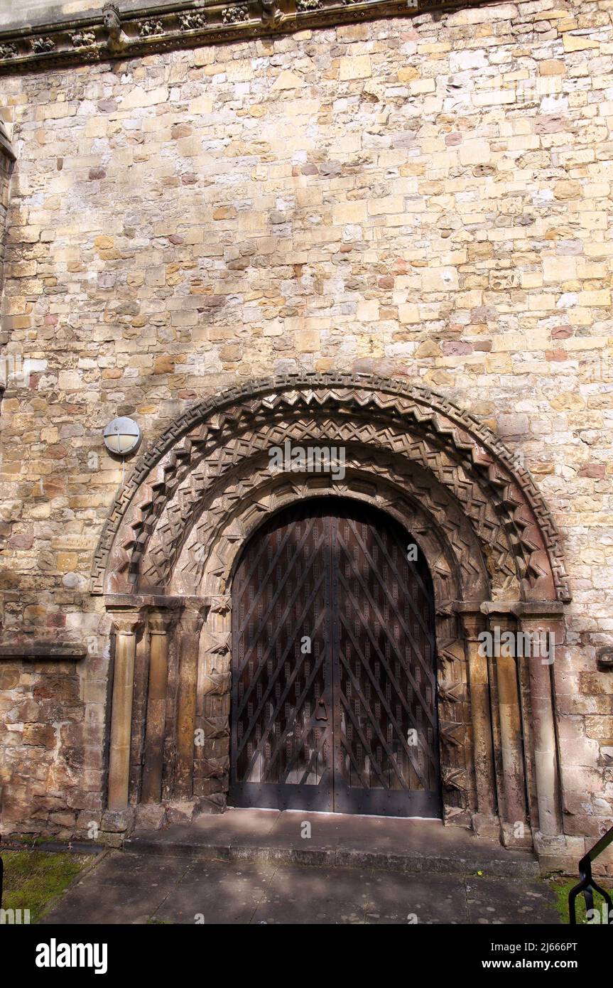Arco in stile normanno a una porta laterale della Cattedrale di Llandaff, Cardiff, Galles Foto Stock