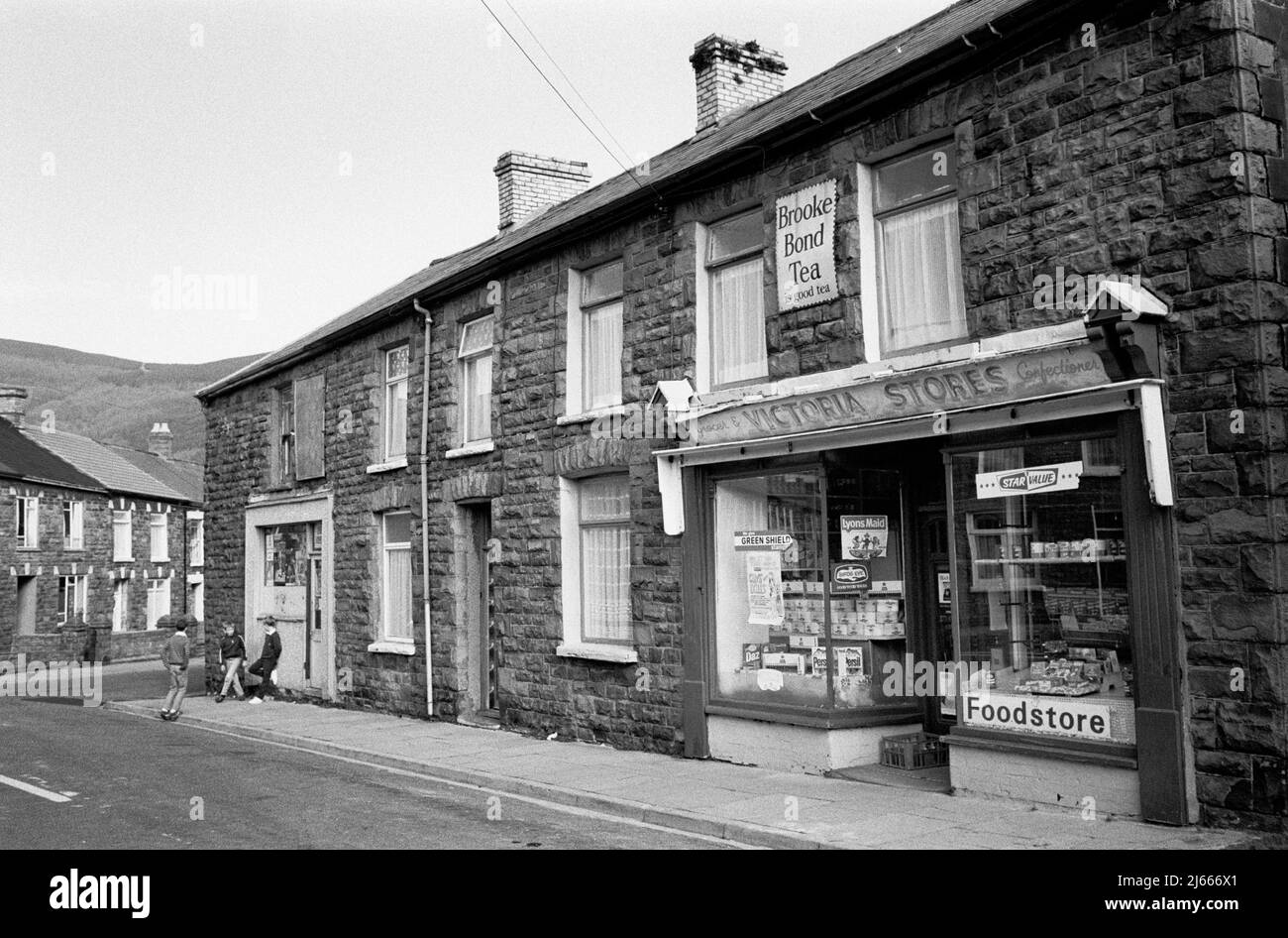 Negozio d'angolo a Ton Pentre, Rhondda Cynon Taf, Galles del Sud, 1983 (angolo tra Victoria Street e Queen Street) Foto Stock